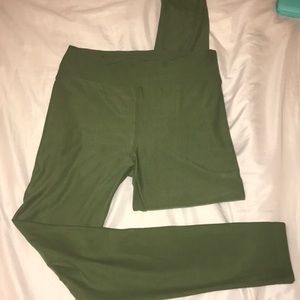 ✨LulaRoe OS Olive Green Leggings🔥✨